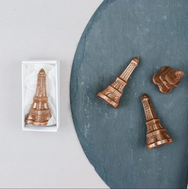 Schokoladenfigur Eiffelturm aus Milchkuvertüre verpackt in Schachtel