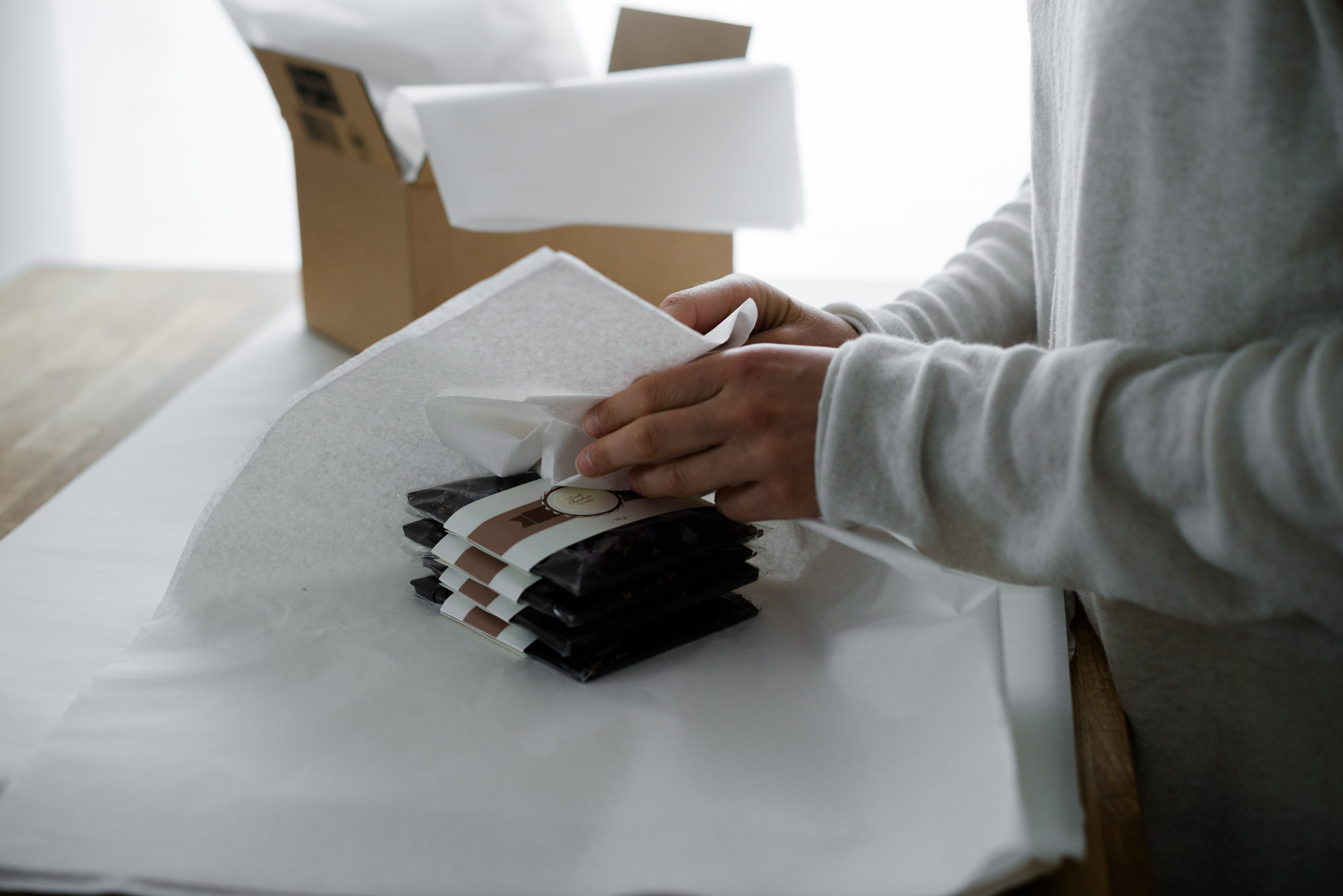 Tafelschokolade verpacken Seidenpapier Versandpolster Kraftpapier Karton