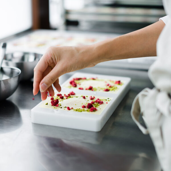 Produktion Herstellung individuelle bedruckte Tafelschokolade mit Himbeeren Pistazien