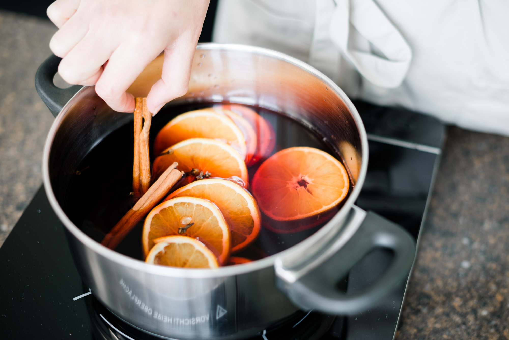 Glühwein selber machen aus Rotwein, Orangen, Zimt und Nelken