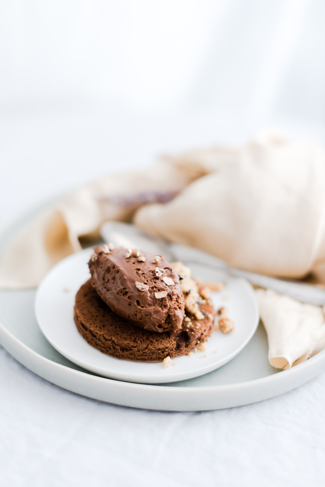 Dessert mit Mousse au Chocolat, Bisquit und Streuseln