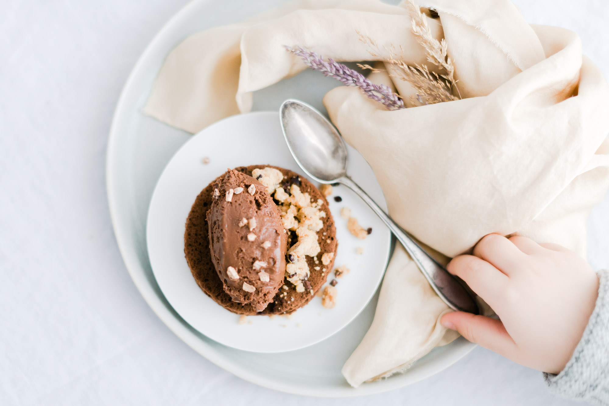 Mousse au Chocolat auf Schokoladenbisquit mit Kakaobohnen Streuseln