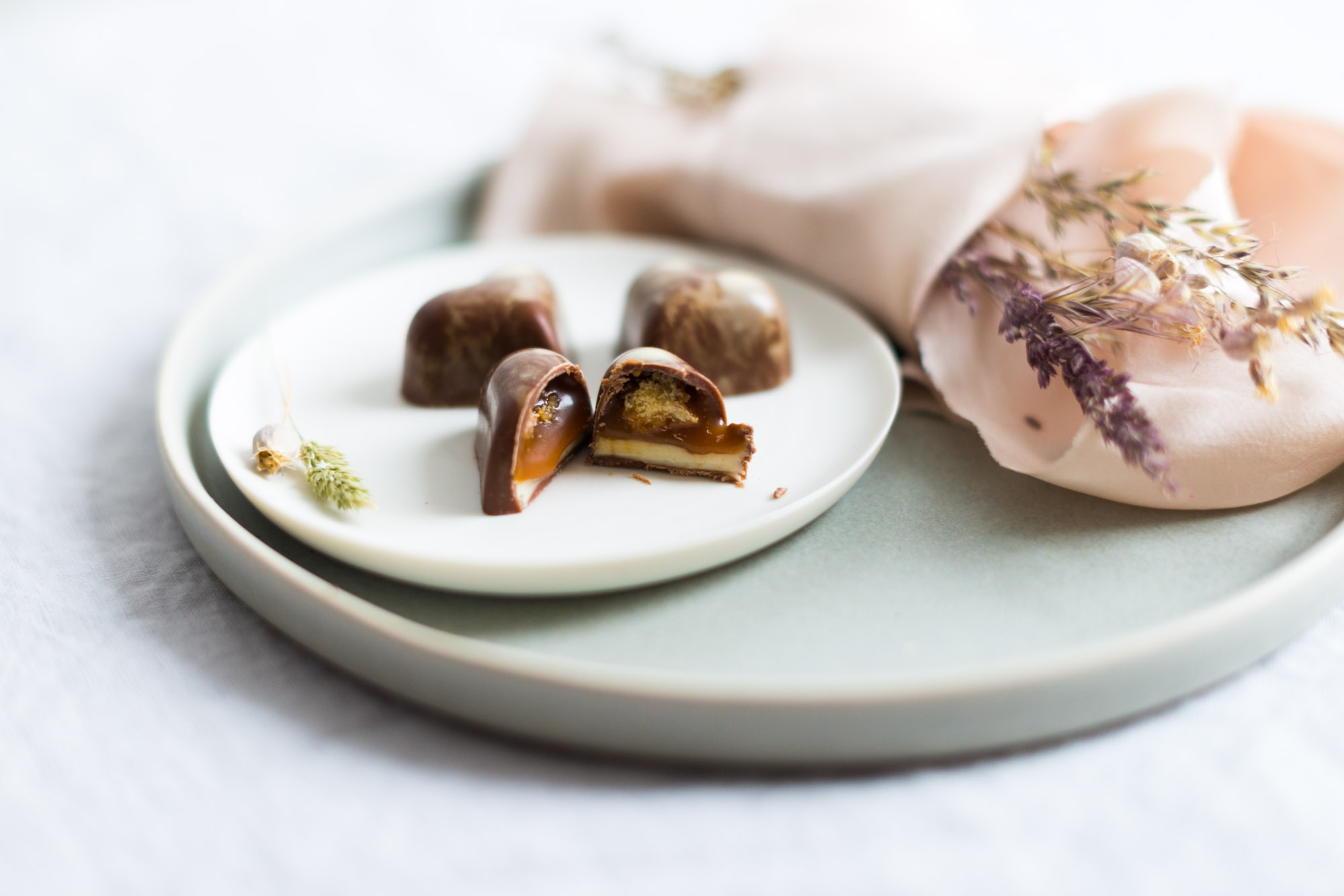 Große Herz Praline mit Salzkaramell, Macadamia Cookie Crunch und hausgemachtem Macadamia Nougat