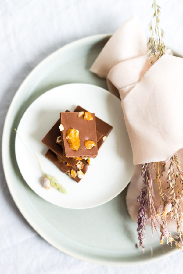 Vegane Milchschokolade mit karamellisierten Cashewkernen