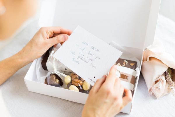 Pralinen und Schokoladenbox Sweet Greetings mit persönlicher Grußkarte