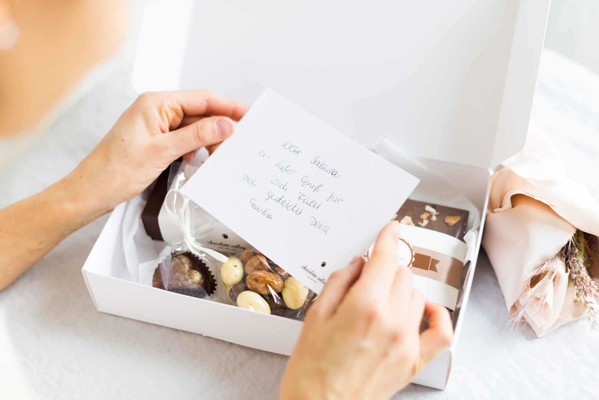 Pralinen und Schokoladenbox Sweet Greetings mit persönlicher Grußkarte
