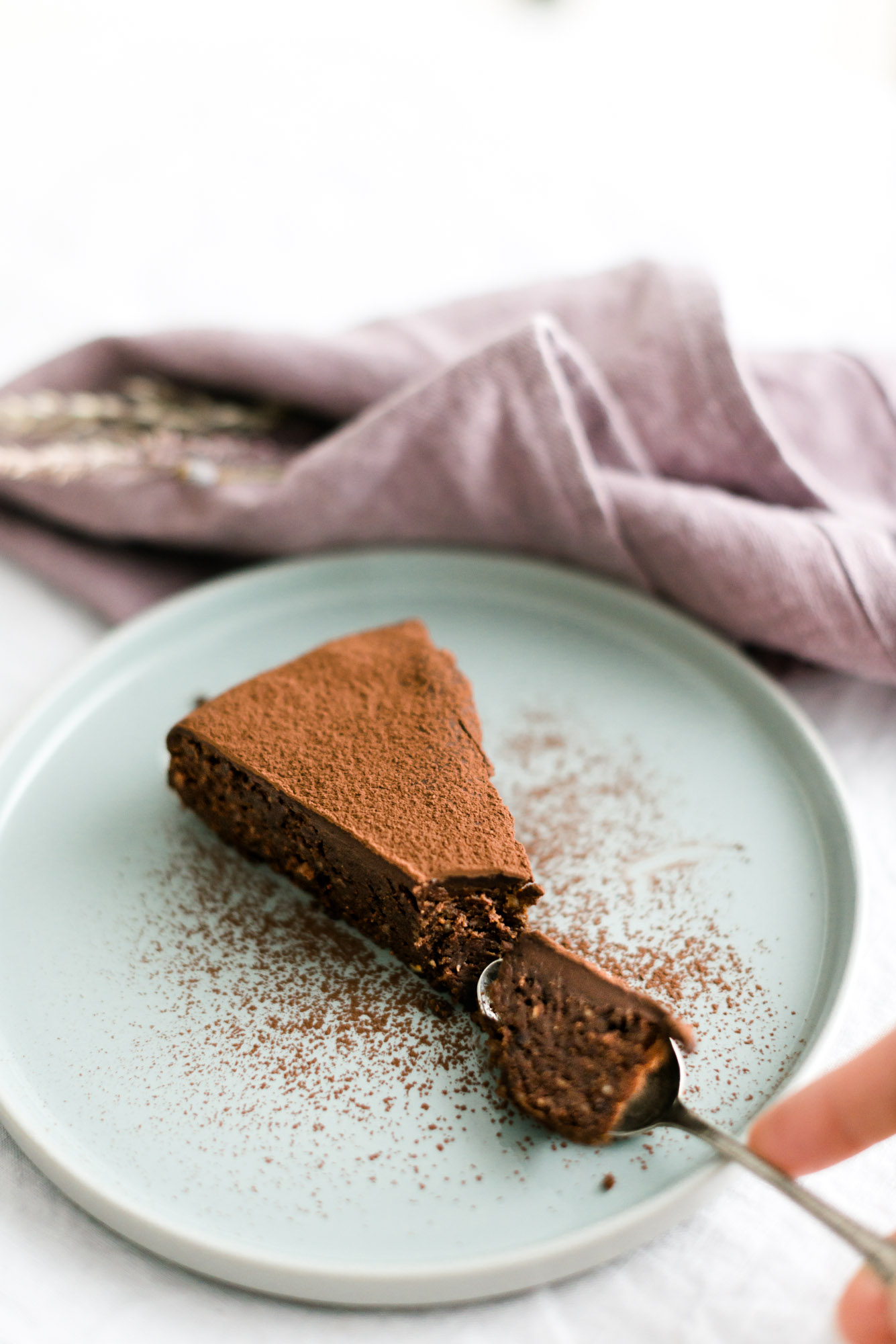 Saftiger Schokoladenkuchen mit schwarzer Johannisbeere, Haselnuss und Kakao