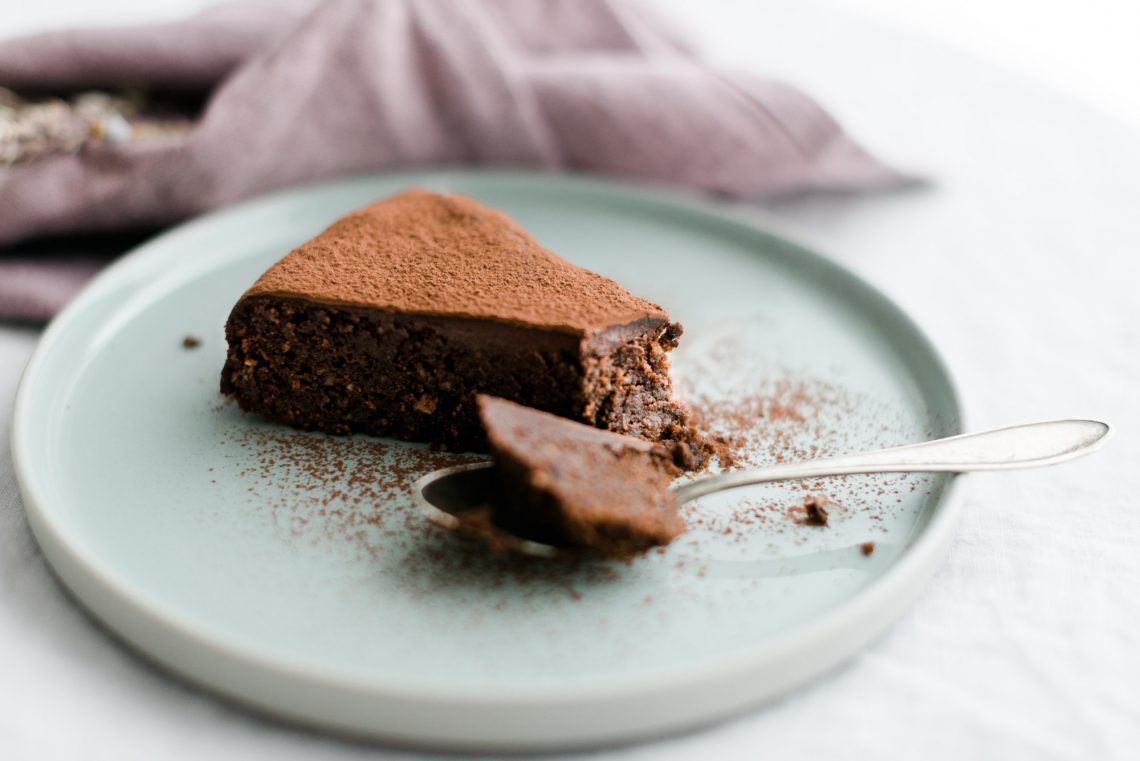 Saftiger Schokoladenkuchen mit Haselnuss und Cassis