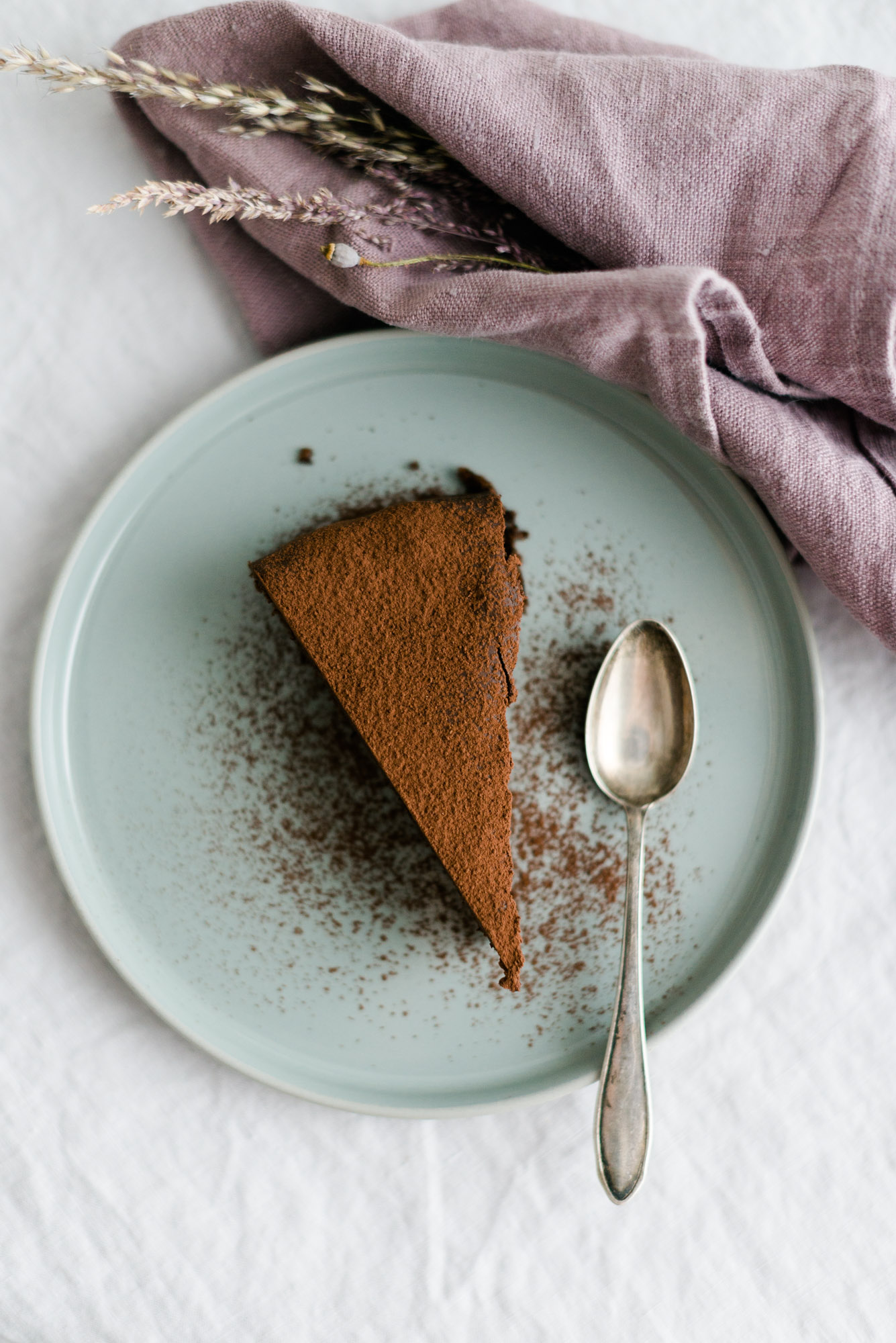 Saftiger Schokoladenkuchen mit Haselnuss und Cassis