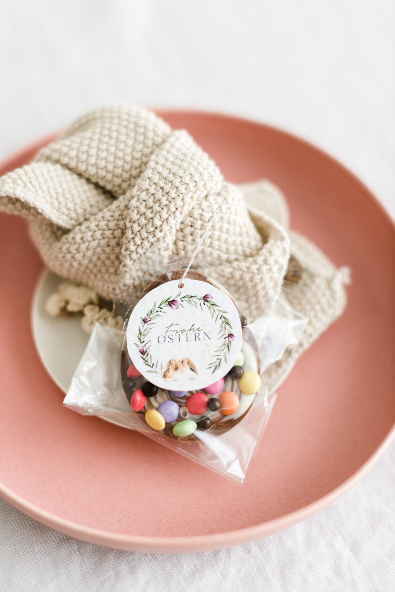 Tischdeko zu Ostern Servietten mit Anhänger aus Schokolade