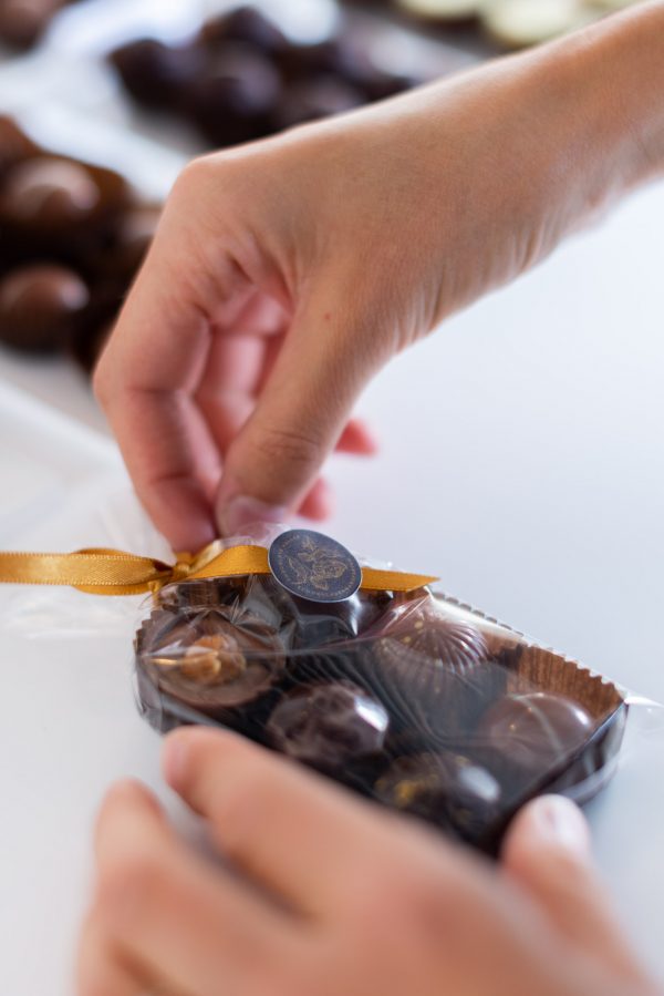 Pralinenmischung in einer Tüte verpackt mit Seidenband Schleife