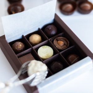 Geschenkschachtel für neun Pralinen mit bedruckter Gruss Praline Alles Liebe