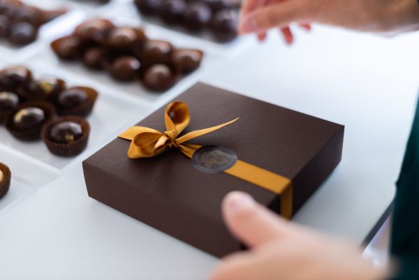 Geschenkschachtel für neun Pralinen mit Seidenband Schleife