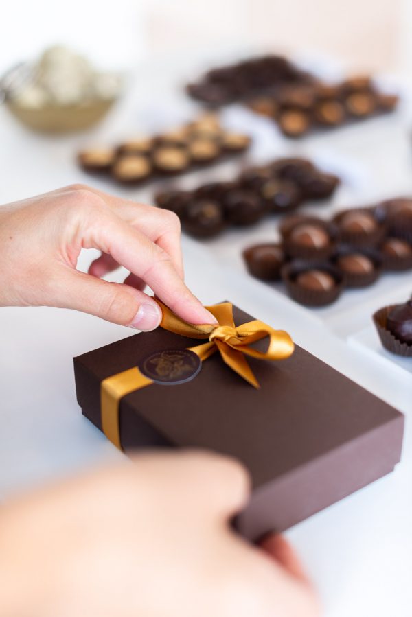 Geschenkschachtel für Pralinen mit Seidenband Schleife