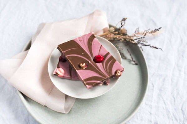 Bruchschokolade mit Beeren mit Kussmund und Herzen