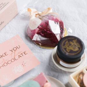 Pralinen Kussmund und Herzen, Bruchschokolade Beeren, Maxi Pralinenherz und Grusskarte zum Valentinstag